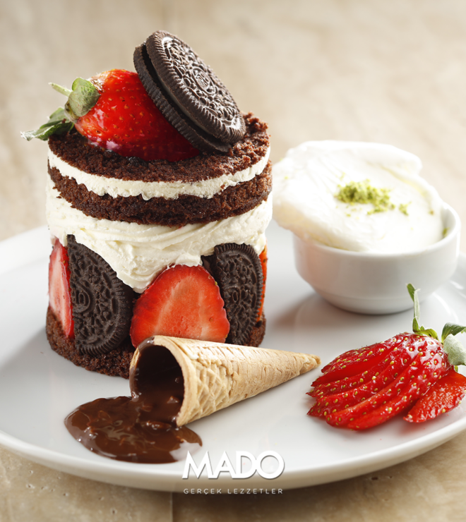 Chocolate Cookie And Strawberry Cake